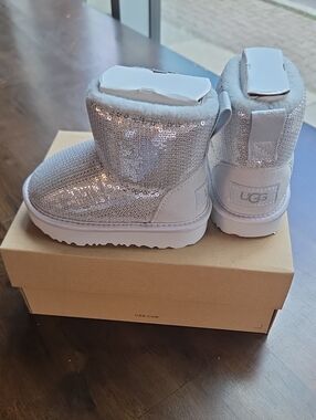 UGG Size 6 Baby Girl's Sequin Mini Boot - Silver NEW